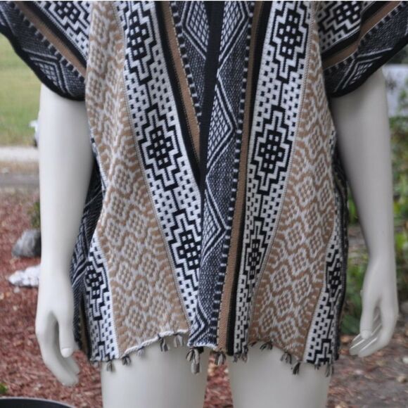 Arianna by Howard's Poncho One Size Fits Most (OSFM) - Picture 3 of 6